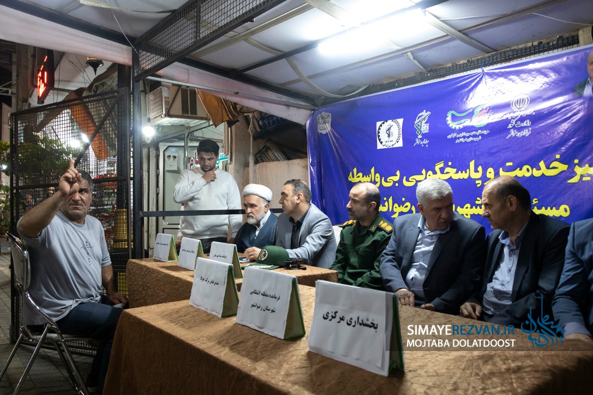 برپایی میز خدمت دستگاههای اجرایی در پیاده راه فرهنگی رضوانشهر همزمان با تجمع بیعت با رهبر انقلاب